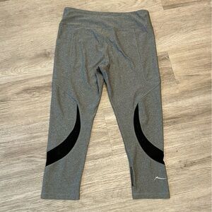 Gottex Athletic Gray and Black Crop Leggings With Mesh Panels and Pockets